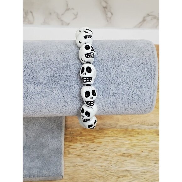 Skull Decor Bead Stretch Bracelet White Black - Picture 1 of 2
